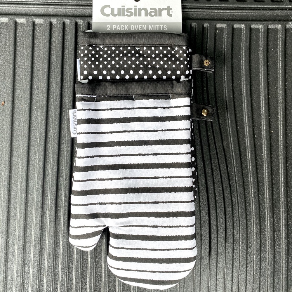 Cuisinart Black and White Oven Mitts 2 Count